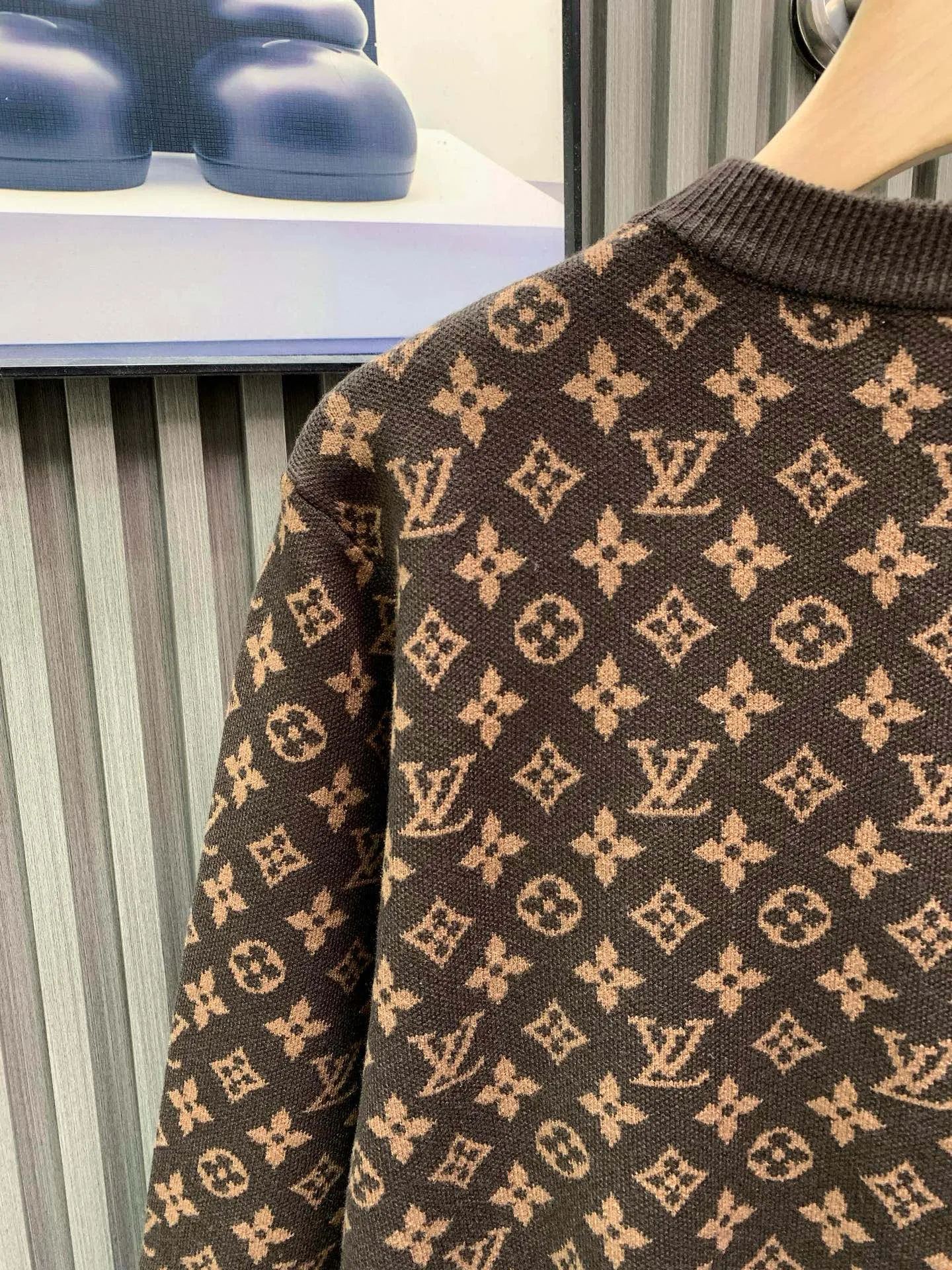 🅿️360 🀄️ Louis Vuitton SS25 new autumn products LOUIS VUITTON Louis Vuitton Logo intarsia round neck long-sleeved sweater Color-set dyed wool blended cotton yarn High weight and high density Super high quality The wool is soft, delicate and skin-friendly. It feels soft and silky. The hand feel is not ordinary. All color-set dyeing high weight cotton yarn ensures no color difference and adopts four-hole knitting method. Tight and textured, durable and non-deforming, not prone to pilling. It has a soft and warm comfort. It doesn’t stick to the body when worn alone. It’s absolutely perfect. Classic presbyopia elements. Three-dimensional heavy jacquard craftsmanship on the sleeves. It’s absolutely amazing. It can be all produced on imported looms. The details are clearly visible. The details are full. The details are mastered. Challenge the market currency. Not afraid of random comparisons. The upper body effect is very good. No matter how you match it, it looks high-end and elegant. The sense of luxury is so versatile. A must-have for both men and women🉑️